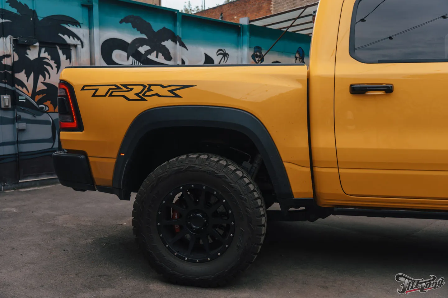 Что мы сделали с RAM TRX Hennessey Mammoth 1000?! Часть 1: автомобиль до начала работ, оклейка винилом и полиуретаном, татуировки в проемах